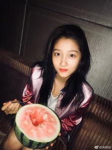 吃瓜娱乐图片搞笑可爱女,搞笑可爱女生吃瓜娱乐瞬间